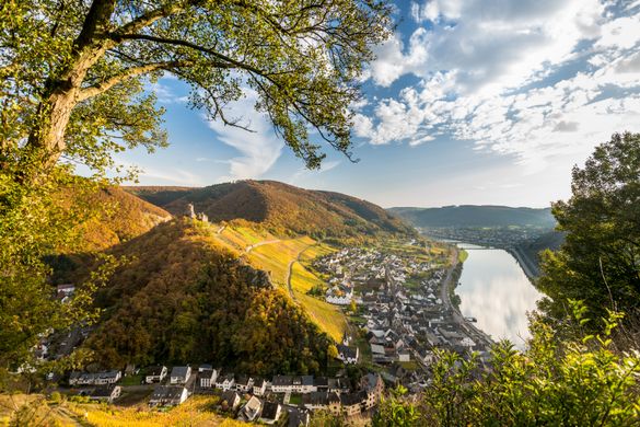 Blick auf die Burg Thurant bei Alken im Herbst