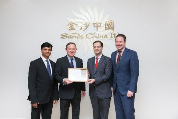 Antonio Ramirez (centre right), Senior Vice President of Human Resources for Venetian Macau Limited, accepts a Bronze Benchmarke