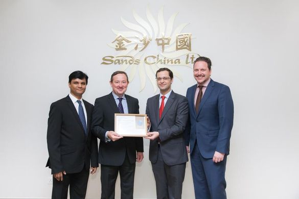 Photo caption: Antonio Ramirez (centre right), Senior Vice President of Human Resources for Venetian Macau Limited, accepts a Br