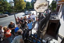Boston TV & Movie Sites bus tour and Boston Movie Mile walking tour - Cheers location