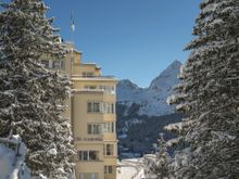 Der Sportclub Hohenfels thront mit einmaliger Hanglage auf 1.800m über Arosa und liegt dennoch fußläufig zum Ort.