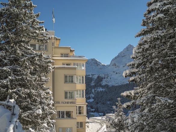 Der Sportclub Hohenfels thront mit einmaliger Hanglage auf 1.800m über Arosa und liegt dennoch fußläufig zum Ort.