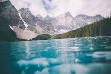 In verschiedenen Nationalparks zaubern die atemberaubenden Farben der Bergseen eine märchenhafte Szenerie für eine Wanderung.