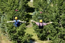 Im Calgary Olympic Park kann man von einem Turm aus an einer Zipline seinen Mut auf die Probe stellen.