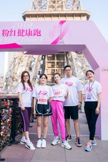 (Left to right) Sun Yajun, Executive Publisher of Trends Health, Chinese actresses Wen Qi and Zhong Chuxi, Jeffrey Jiang, Vice President Communications and Content Marketing, Sands China Ltd., and Wang Yi, Vice President of Trends Group. 