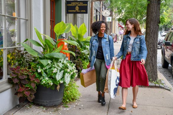 Shopping in Chestnut Hill. Image courtesy of PHLCVB.