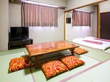 A traditional Japanese tatami room at Kyoto Traveler’s Inn.