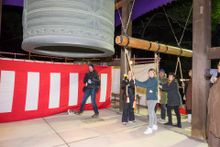 Ringing the bell at Zojoji Temple.