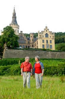 Rheinsteig: Wanderer bei Schloss Arenfels