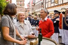 Winzerfest in Ahrweiler: Besuchergruppe auf Winterfestzug