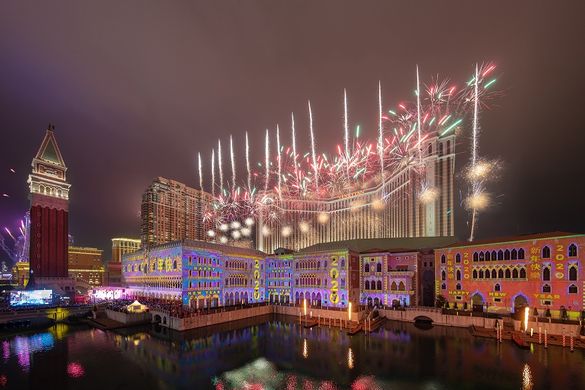 Photo caption: Sands Resorts Macao hosted thousands of locals and visitors with admission-free live music, DJs and dance music performances, countdown celebrations and fireworks shows.