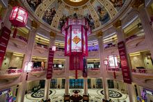 圖片説明：澳門巴黎人高掛喜氣洋溢的燈籠，以及繽紛花藝和燈樹點綴，充滿節慶氛圍。