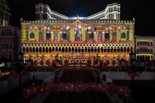 圖片説明：「福臨金沙」3D光效投射匯演以庚子鼠年和澳門回歸20週年爲主題的圖案投射至澳門威尼斯人的建築物外墻上。