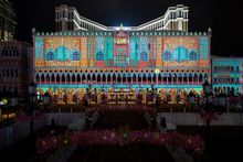 圖片説明：「福臨金沙」3D光效投射匯演以庚子鼠年和澳門回歸20週年爲主題的圖案投射至澳門威尼斯人的建築物外墻上。