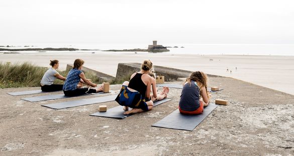 Einstige Bunker der deutschen Wehrmacht werden zur Yoga-Fläche Einstige Bunker der deutschen Wehrmacht werden zur Yoga-Fläche