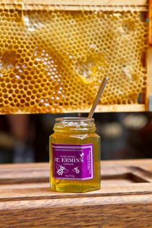 Honeycomb and jar of honey from St Ermin\'s  Hotel\'s own rooftop  Buckfast Bees