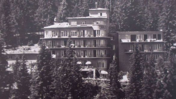 : Das Hotel Carlton wenige Jahre nach seiner Eröffnung. : Das Hotel Carlton wenige Jahre nach seiner Eröffnung.