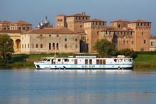 La Bella Vita luxury hotel barge
