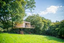 Ty'r Onnen Treehouse in Ceredigion