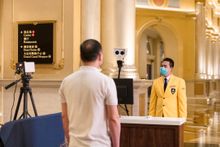 澳門金沙度假區工作人員對進出賓客進行體溫檢測，最大限度降低新型冠狀病毒潛在風險，保護賓客。