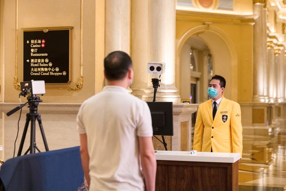 澳門金沙度假區工作人員對進出賓客進行體溫檢測，最大限度降低新型冠狀病毒潛在風險，保護賓客。
