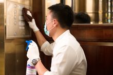 「金沙用心」落實為公共場所和公共區域、洗手間、會議空間、娛樂場、餐廳、酒吧、購物中心進行360度無死角消毒。