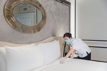 澳門金沙度假區已增強了嚴格的清潔和消毒，而酒店客房更是「金沙用心」措施的重點範圍。工作人員正在對澳門威尼斯人房間進行消毒打掃。