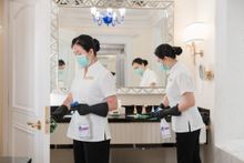 澳門金沙度假區已增強了嚴格的清潔和消毒，而酒店客房更是「金沙用心」措施的重點範圍。工作人員正在對澳門威尼斯人房間進行消毒打掃。