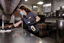 澳門金沙度假區營運的所有餐廳食肆以及酒吧均已進行嚴格的消毒及深層清潔，確保賓客可以放心用餐。