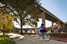 Visitors can hike or bike Philadelphia’s Fairmount Park. Photo by P. Loftland for PHLCVB.