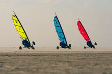 Mit bis zu über 100 km/h geht es über den weiten Borkumer Strand