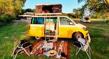 Die umgebauten Kleintransporter bieten Platz für alles, was man für einen echten Campingurlaub braucht.
