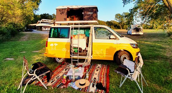 Die umgebauten Kleintransporter bieten Platz für alles, was man für einen echten Campingurlaub braucht.