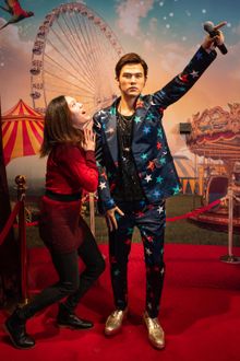 Fan meets Jay Chou wax figure at Madame Tussauds Sydney 