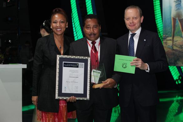 Ruan Samarasinghe, Managing Director of Jetwing Hotels with the Environment Award
