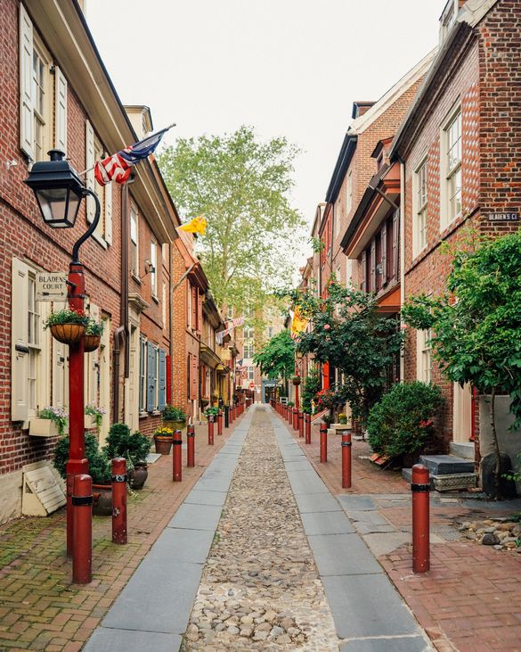 Elfreth’s Alley is the oldest inhabited street in the US. Photo by Kyle Huff for PHLCVB. Elfreth’s Alley is the oldest inhabited street in the US. Photo by Kyle Huff for PHLCVB.