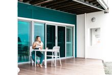 Meagan Cox enjoying breakfast at a Seashells Mandurah oceanfront villa 2. Credit @territory.by.petastenhouse 
