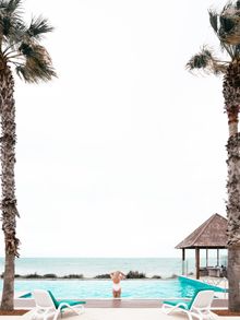 Meagan Cox enjoying Seashells Mandurah's infinity pool. Credit @territory.by.petastenhouse