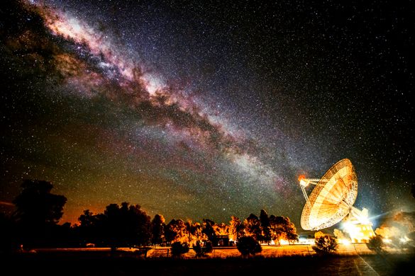 CSIRO Parkes Telescope at night