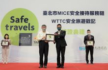 EVA Spokesman David Chen (second from the right) accepted SafeTravels stamps from Taipei City Mayor Ko Wen-je (second from the left) on behalf of the airline.