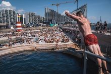 Go for a swim or hang out at the Harbor Bath located on Aarhus Ø (east) by Bassin 7. The Harbor Bath is a vibrant meeting point and an oasis in the new district Aarhus Ø that binds the city with the bay. The Harbor Bath in Aarhus is designed by Bjarke Ing