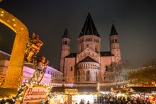Weihnachtsmarkt mit Blick auf den Mainzer Dom