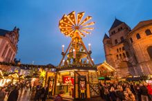 Der Trierer Weihnachtsmarkt bei Nacht