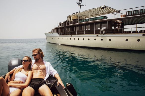 A stay on the graceful Maid Marian 2 offers the supreme sailing experience. 