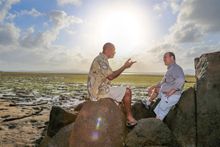 Alick Tipoti explains to the Sovereign how much the Badulgal people is marked by the sea ”whether in the way we operate materially or in our spiritual relationship with the spirits that inhabit it and that create the image which we convey through the tale