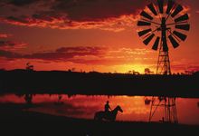 Outback sunset over waterhole_credit Tourism & Events QLD_Stephen Nutt