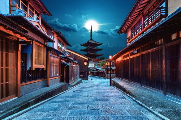 Yasaka Pagoda and Sannen zaka by night Yasaka Pagoda and Sannen zaka by night