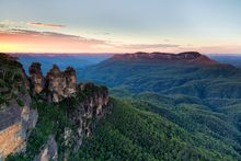Sunrise over the Three Sisters and Mount Solitary in the Blue Mountains National Park, Katoomba.