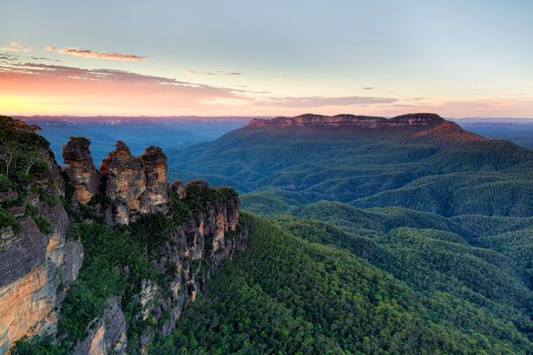 Sunrise over the Three Sisters and Mount Solitary in the Blue Mountains National Park, Katoomba.