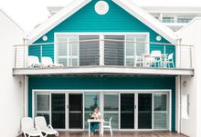 Meagan Cox enjoying breakfast at a Seashells Mandurah oceanfront villa. Credit @territory.by.petastenhouse 